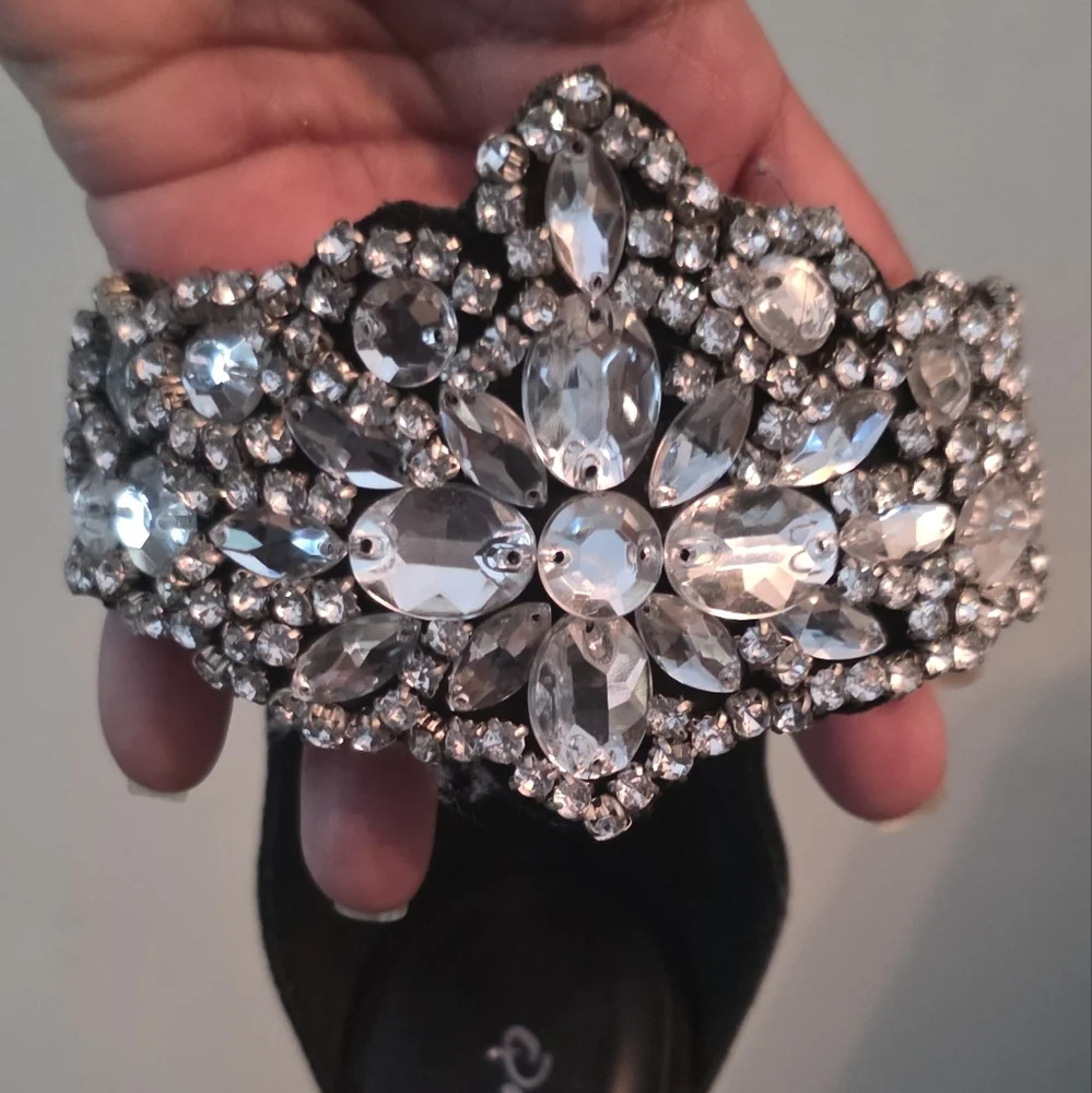 Chic Black Heels with Sparkling Embellishments - Picture 2 of 3